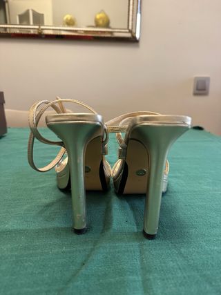 Sandalias Zara tacón dorado talla 36