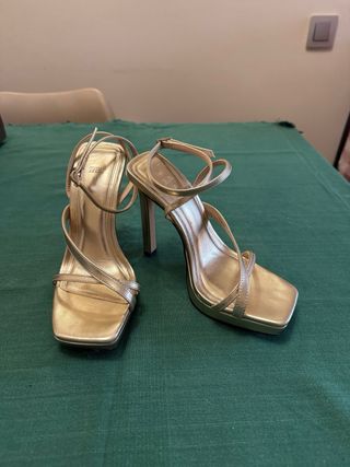 Sandalias Zara tacón dorado talla 36