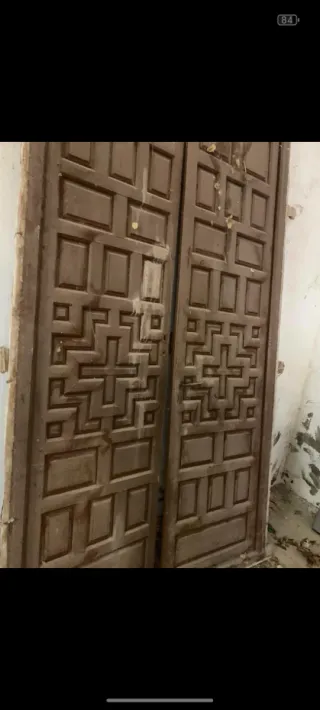 Puerta doble de madera tallada