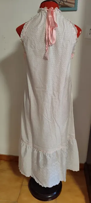 Camisón antiguo blanco y rosa sin mangas
