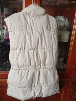 Chaleco acolchado y bolso Stradivarius