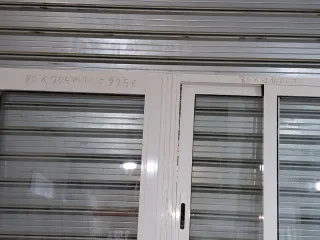 Puerta y ventana blanca