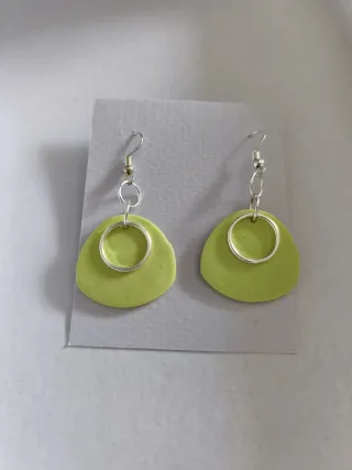 Pendientes verdes con aro plateado
