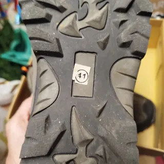 Botas de trekking grises y naranjas