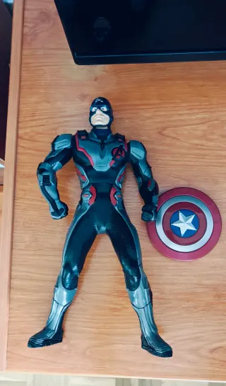 Figura Capitán América con sonidos y lanza escudo.