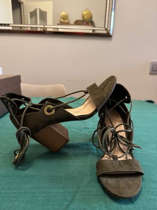 Sandalias de tacón verde con cordones