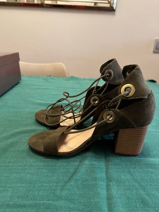 Sandalias de tacón verde con cordones