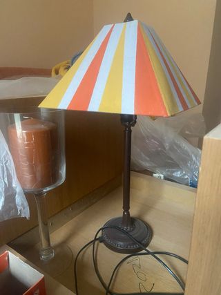 Lámpara de mesa con pantalla a rayas