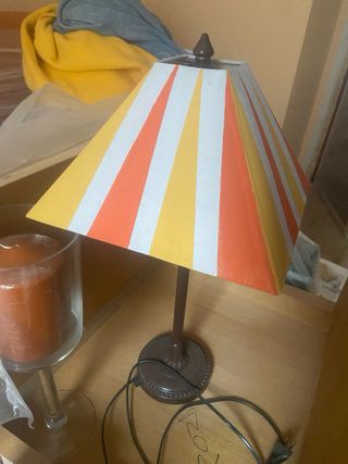 Lámpara de mesa con pantalla a rayas