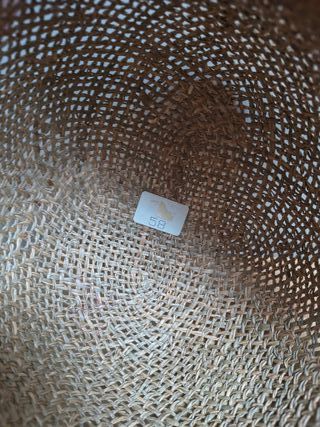 Cappello di paglia con visiera e fascia colorata