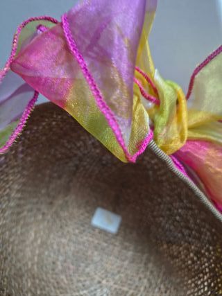 Cappello di paglia con visiera e fascia colorata