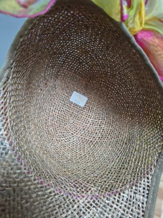 Cappello di paglia con visiera e fascia colorata