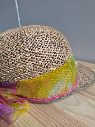 Cappello di paglia con visiera e fascia colorata