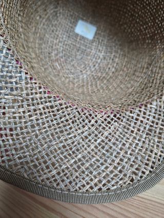 Cappello di paglia con visiera e fascia colorata