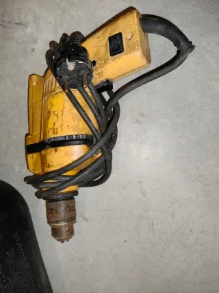 Taladro y bote gasolina