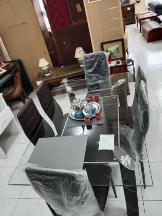 Mesa de comedor cristal y patas metal + 6 Sillas