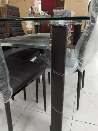 Mesa de comedor cristal y patas metal + 6 Sillas