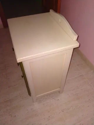 Mesita de noche madera verde y blanca