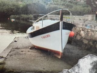 Barco a motor y vela marinero con camarote