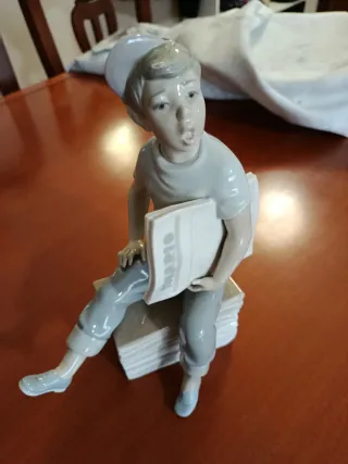 Lladró Niño de los periódicos