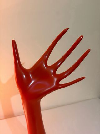 Mano maniquí expositor rojo