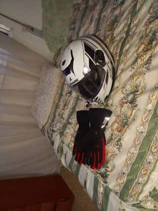 Casco Shark y guantes de moto