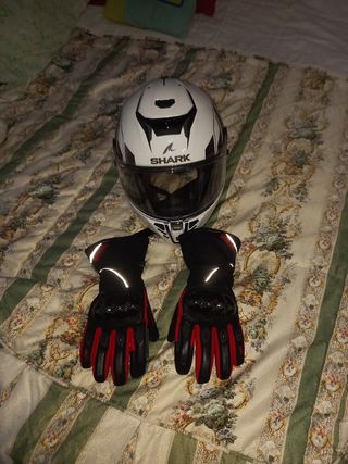 Casco Shark y guantes de moto