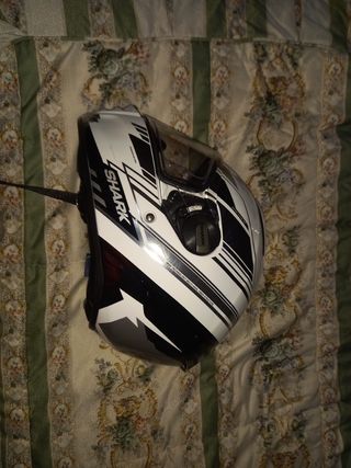 Casco Shark y guantes de moto