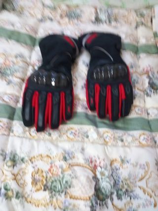 Casco Shark y guantes de moto