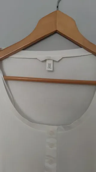 Camiseta blanca manga corta con botones