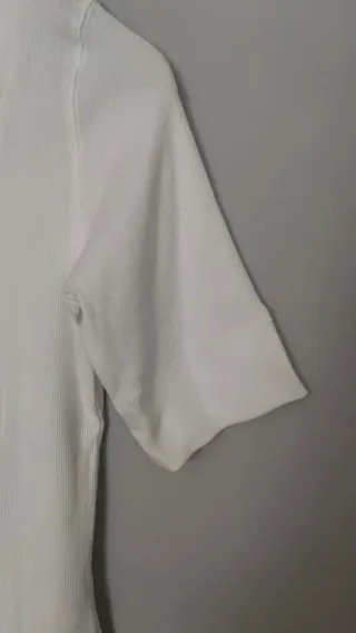 Camiseta blanca manga corta con botones