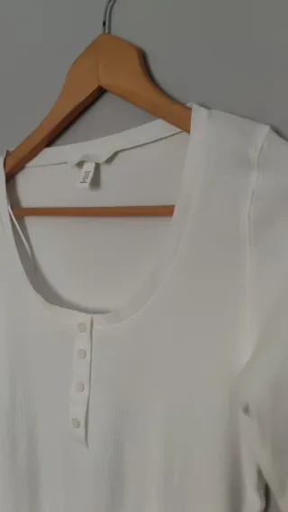 Camiseta blanca manga corta con botones