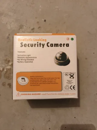 Cámara de seguridad falsa con luz