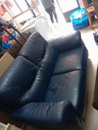 Sofá de 2 plazas de cuero azul