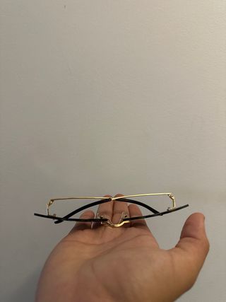 Gafas de sol negras y doradas