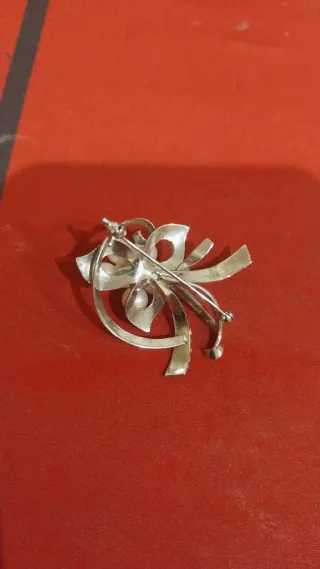 Broche elegante con perlas