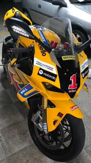 Ducati Panigale V4R Amarilla