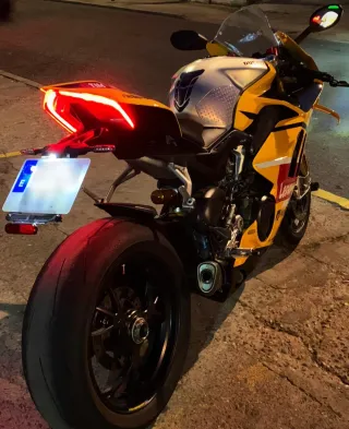 Ducati Panigale V4R Amarilla