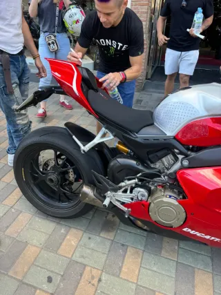 Ducati Panigale V4R Amarilla