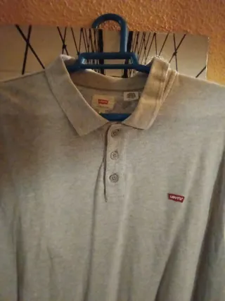 Polo Levi's Gris Manga Corta Cuello y botones.