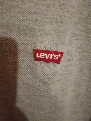Polo Levi's Gris Manga Corta Cuello y botones.