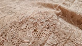 Scampolo pizzo Alençon floreale 1,80 x 0,90 m