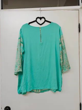 Camiseta turquesa con estampado paisley