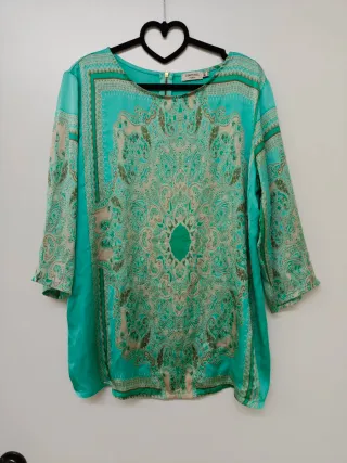 Camiseta turquesa con estampado paisley