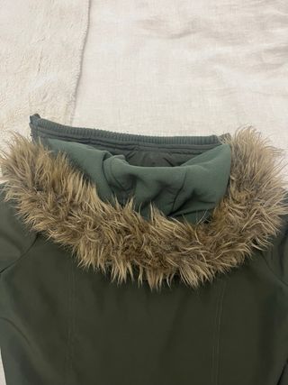 Chaqueta Hollister con capucha y pelo sintético