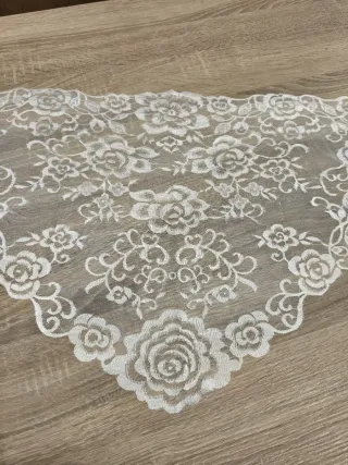 Manteleta de encaje blanco
