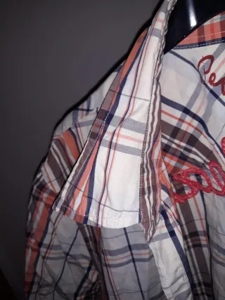 Camisa de cuadros naranja y blanca