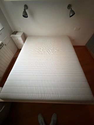 Somier de madera y colchón blanco