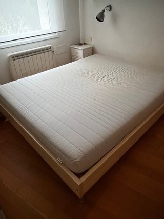 Somier de madera y colchón blanco