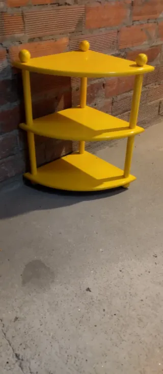 Estantería esquinera amarilla